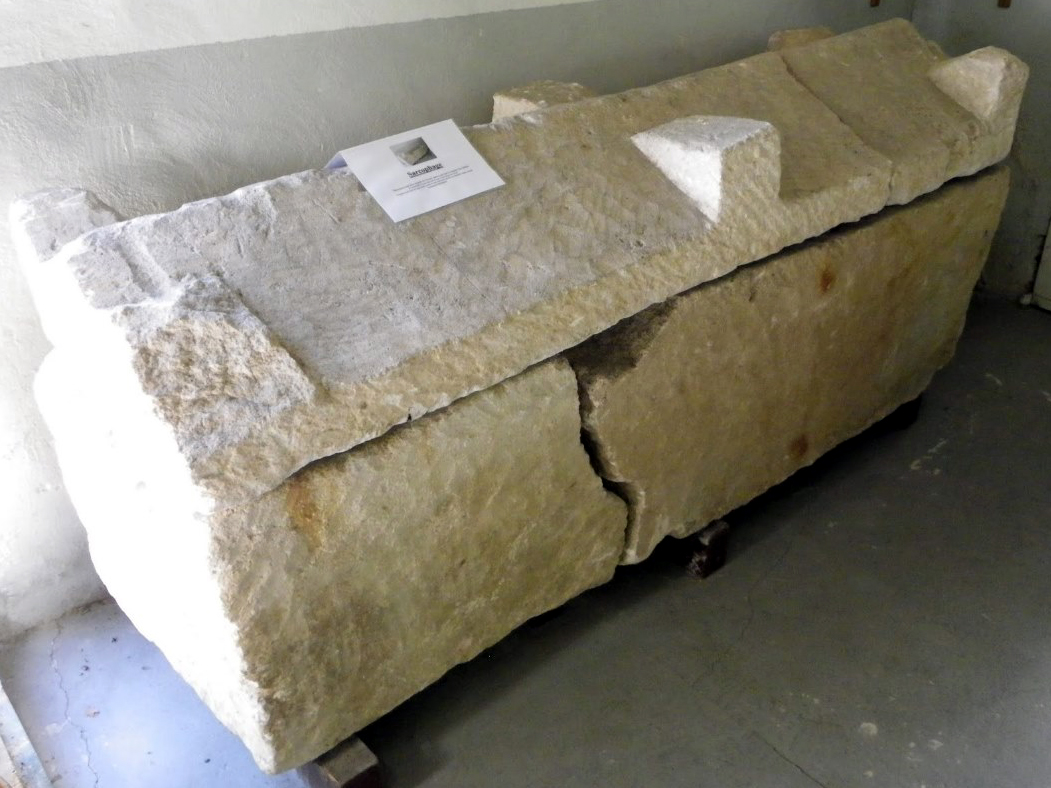 sarcophage-au-musee-verrier.jpg